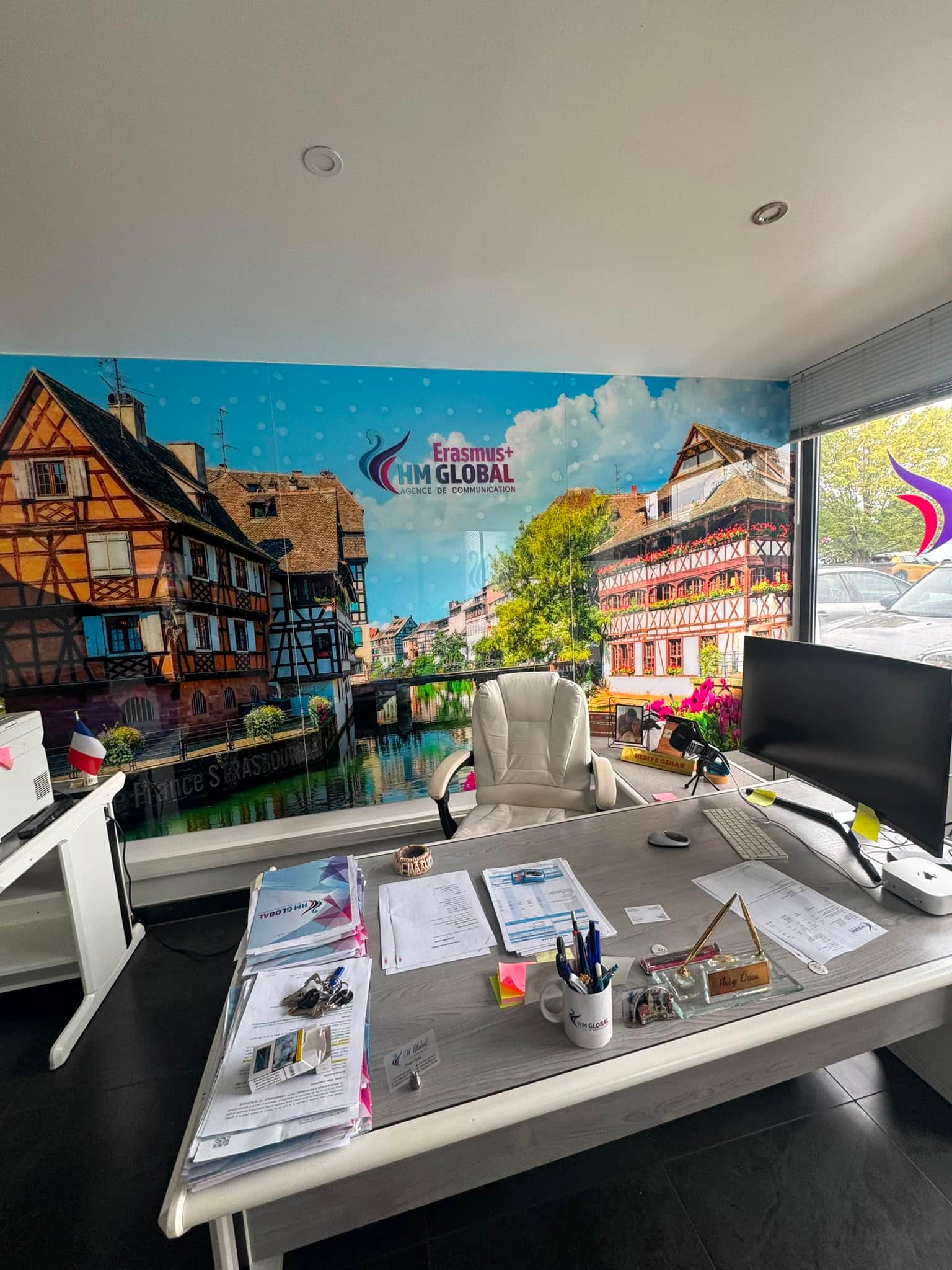 L'intérieur de l'agence HM Global à Souffelweyersheim — bureaux et espace d'accueil