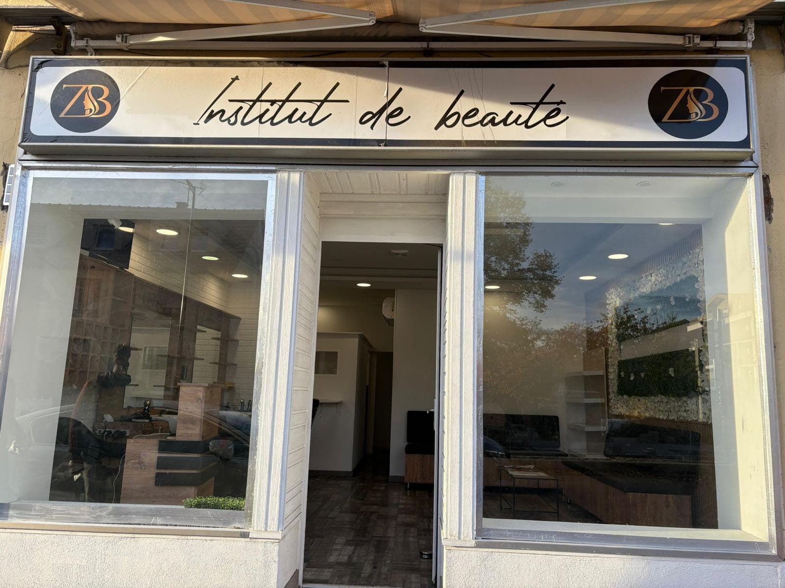 Enseigne Institut de beauté sur bandeau clair au-dessus de la vitrine