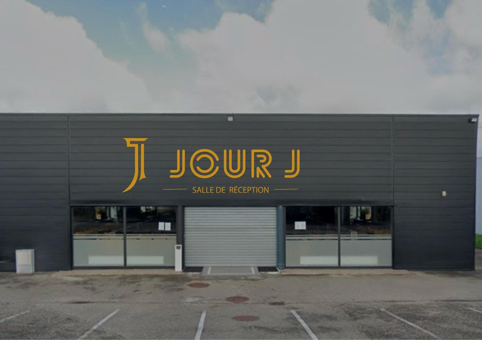 Enseigne dorée Jour J Salle de réception sur une façade grise