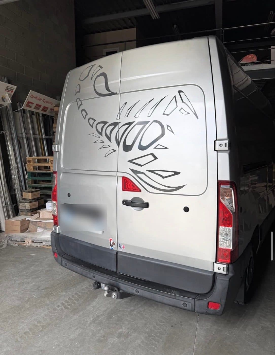 Utilitaire habillé d'un scorpion en vinyle découpé