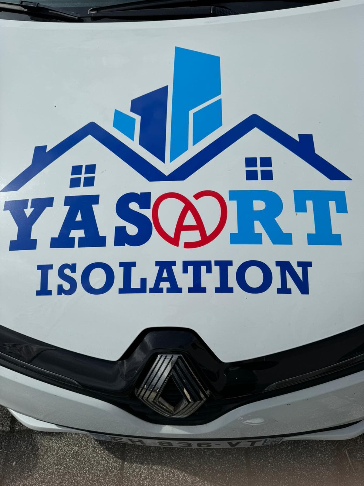 Gros plan du logo YASART Isolation posé sur le capot d'un véhicule