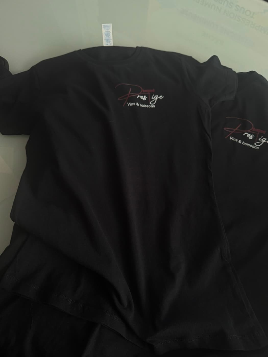T-shirts Prestige marqués en impression numérique (DTG) à l'atelier